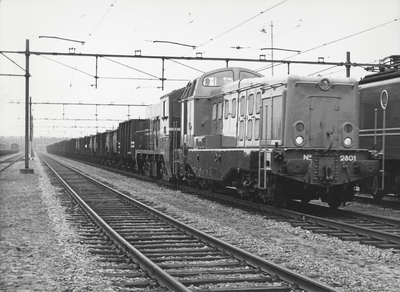 172327 Afbeelding van de diesel-electrische locomotief nr. 2801 van de N.S. gekoppeld met een diesel-electrische ...
